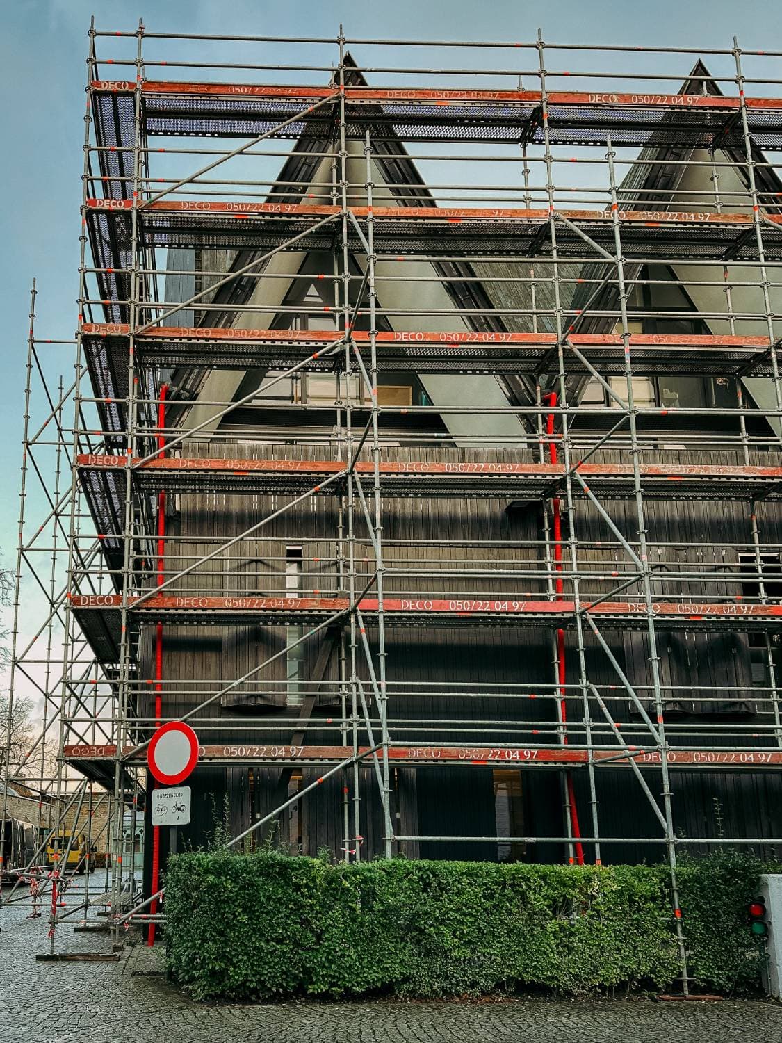 Eingerüstete Fassade eines Gebäudes mit Spitzgiebeln